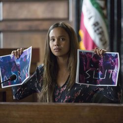 Jessica enseña dos fotografías con insultos en un juzgado en la segunda temporada de 'Por 13 razones'