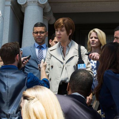 Olivia Baker, madre de Hannah, habla ante los medios en la segunda temporada de 'Por 13 razones'