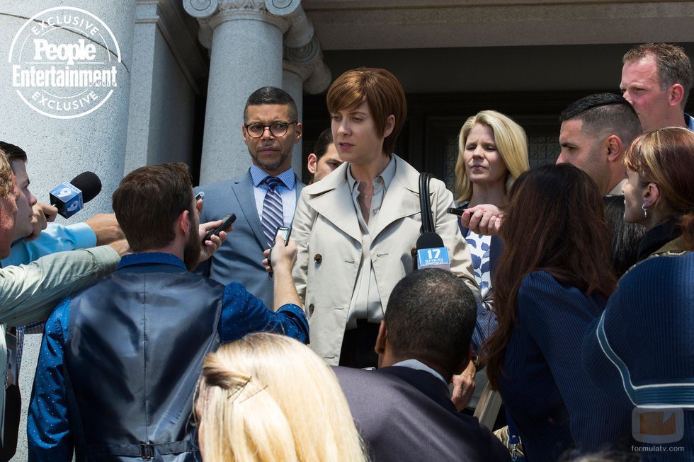 Olivia Baker, madre de Hannah, habla ante los medios en la segunda temporada de 'Por 13 razones'