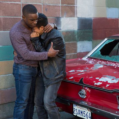 Tony llora junto a Caleb, uno de los nuevos personajes, en la segunda temporada de 'Por 13 razones'