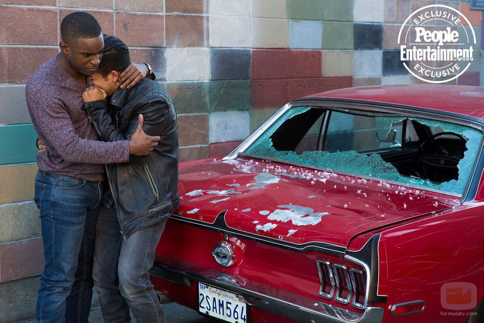 Tony llora junto a Caleb, uno de los nuevos personajes, en la segunda temporada de 'Por 13 razones'