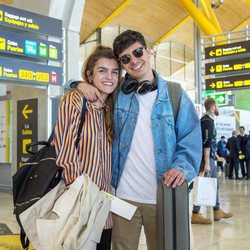 Amaia y Alfred en el aeropuerto antes de viajar a Lisboa para el 'Festival de Eurovisión 2018'