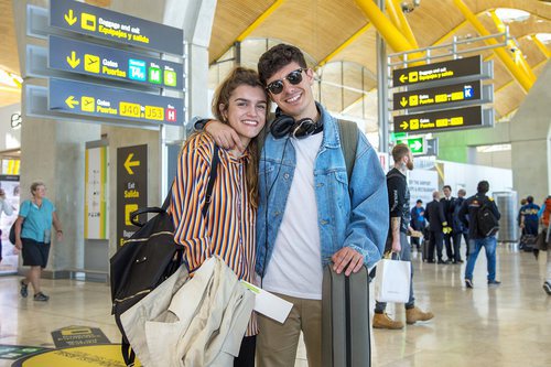 Amaia y Alfred en el aeropuerto antes de viajar a Lisboa para el 'Festival de Eurovisión 2018'