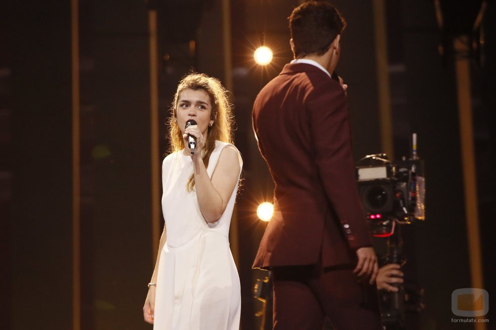Amaia mira a Alfred en su primer ensayo de Eurovisión 2018