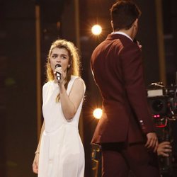 Amaia mira a Alfred en su primer ensayo de Eurovisión 2018
