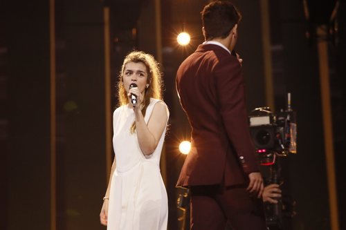 Amaia mira a Alfred en su primer ensayo de Eurovisión 2018