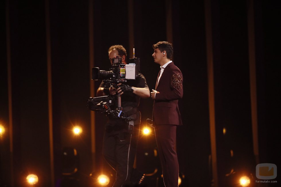 Alfred, junto a un cámara en su primer ensayo en Eurovisión 2018