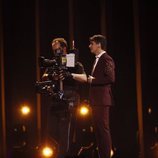 Alfred, junto a un cámara en su primer ensayo en Eurovisión 2018