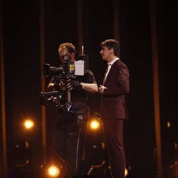 Alfred, junto a un cámara en su primer ensayo en Eurovisión 2018