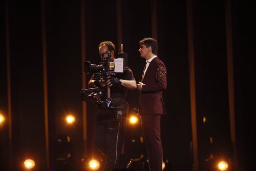 Alfred, junto a un cámara en su primer ensayo en Eurovisión 2018