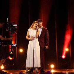 Alfred y Amaia, abrazados en su primer ensayo en Eurovisión 2018
