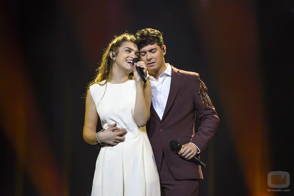 Amaia y Alfred bailan en el primer ensayo en Eurovisión 2018