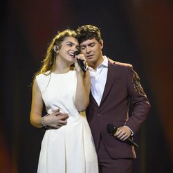 Amaia y Alfred bailan en el primer ensayo en Eurovisión 2018