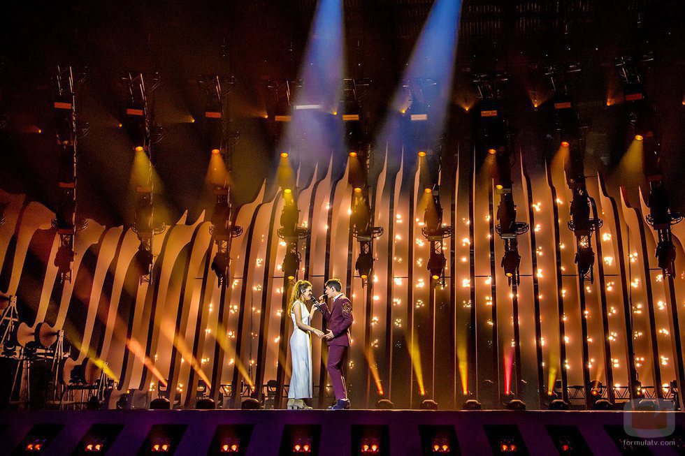 El escenario de Eurovisión 2018 se ilumina cuando "Tu canción" rompe