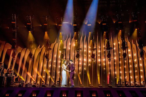 El escenario de Eurovisión 2018 se ilumina cuando "Tu canción" rompe