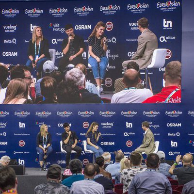 Los medios escuchan a Amaia y Alfred en la primera rueda de prensa de España en Lisboa