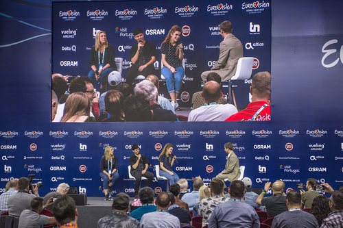 Los medios escuchan a Amaia y Alfred en la primera rueda de prensa de España en Lisboa