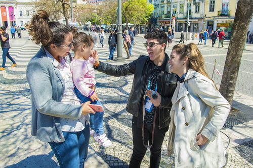 Amaia y Alfred saludan a un bebé en las calles de Lisboa