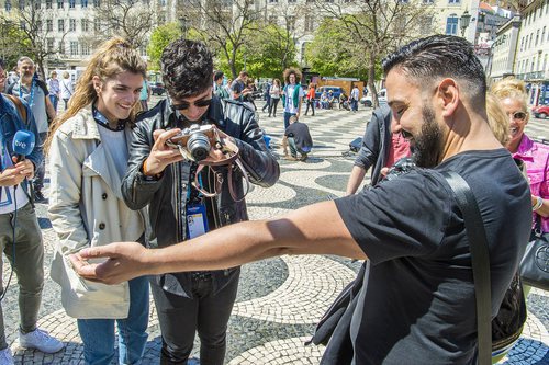 Amaia y Alfred hacen fotos en el centro de Lisboa durante Eurovisión 2018