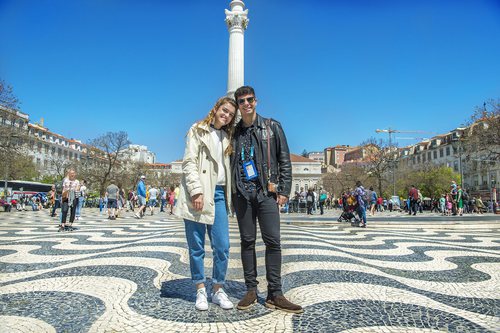 Amaia y Alfred en la Praça do Rossío de Lisboa