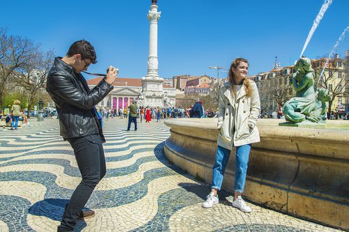 Alfred fotografía a Amaia en la Praça do Rossío de Lisboa