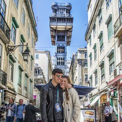 Amaia y Alfred junto al Elevador de Santa Justa en Lisboa