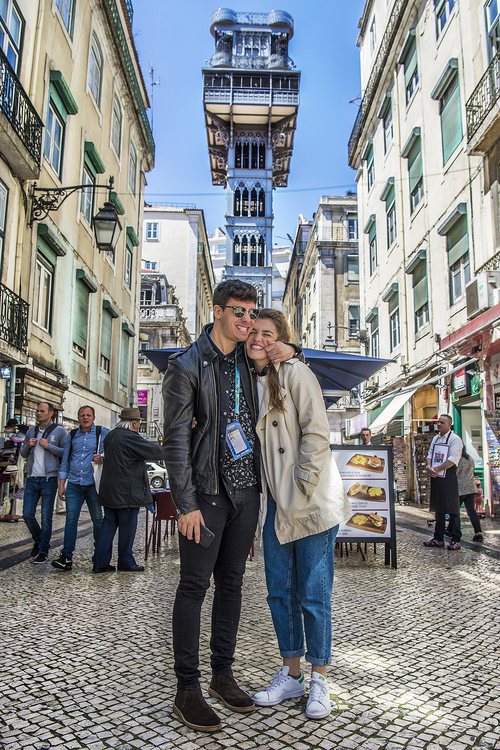 Amaia y Alfred junto al Elevador de Santa Justa en Lisboa