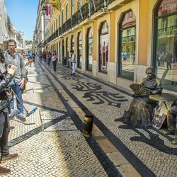 Amaia posa junto a artistas callejeros de Lisboa