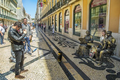 Amaia posa junto a artistas callejeros de Lisboa