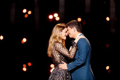 Amaia y Alfred, agarrados durante el segundo ensayo de Eurovisión 2018