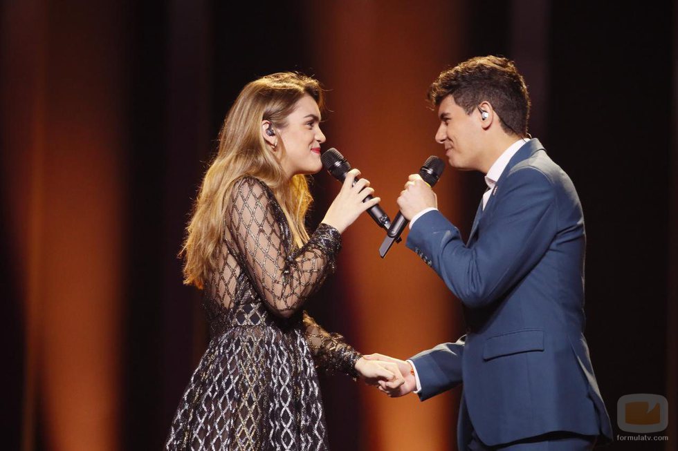 Amaia y Alfred de la mano en el segundo ensayo en el escenario de Eurovisión 2018