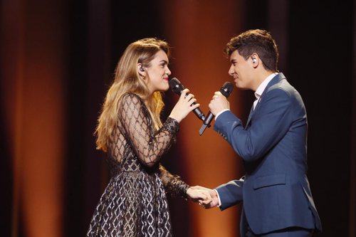 Amaia y Alfred de la mano en el segundo ensayo en el escenario de Eurovisión 2018