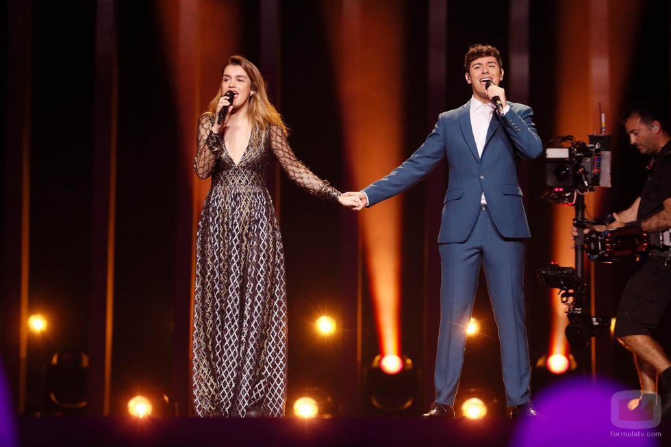 Amaia y Alfred, cogidos de la mano durante su segundo ensayo sobre el escenario de Eurovisión 2018