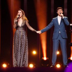 Amaia y Alfred, cogidos de la mano durante su segundo ensayo sobre el escenario de Eurovisión 2018
