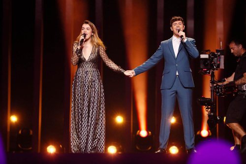 Amaia y Alfred, cogidos de la mano durante su segundo ensayo sobre el escenario de Eurovisión 2018