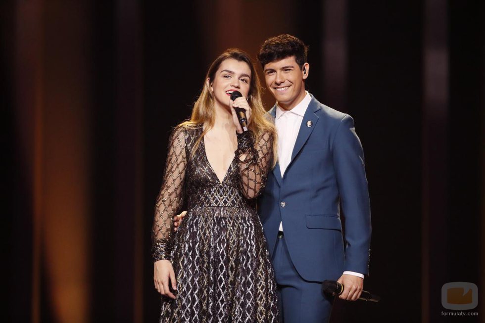 Alfred agarra a Amaia por la cintura durante el segundo ensayo sobre el escenario de Eurovisión 2018