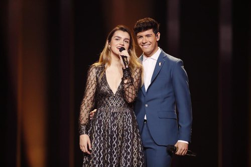 Alfred agarra a Amaia por la cintura durante el segundo ensayo sobre el escenario de Eurovisión 2018