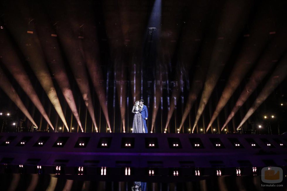 Amaia y Alfred, acompañados por los focos del Altice Arena durante el segundo ensayo de Eurovisión 2018