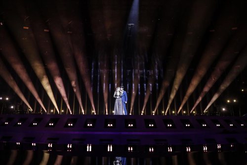 Amaia y Alfred, acompañados por los focos del Altice Arena durante el segundo ensayo de Eurovisión 2018