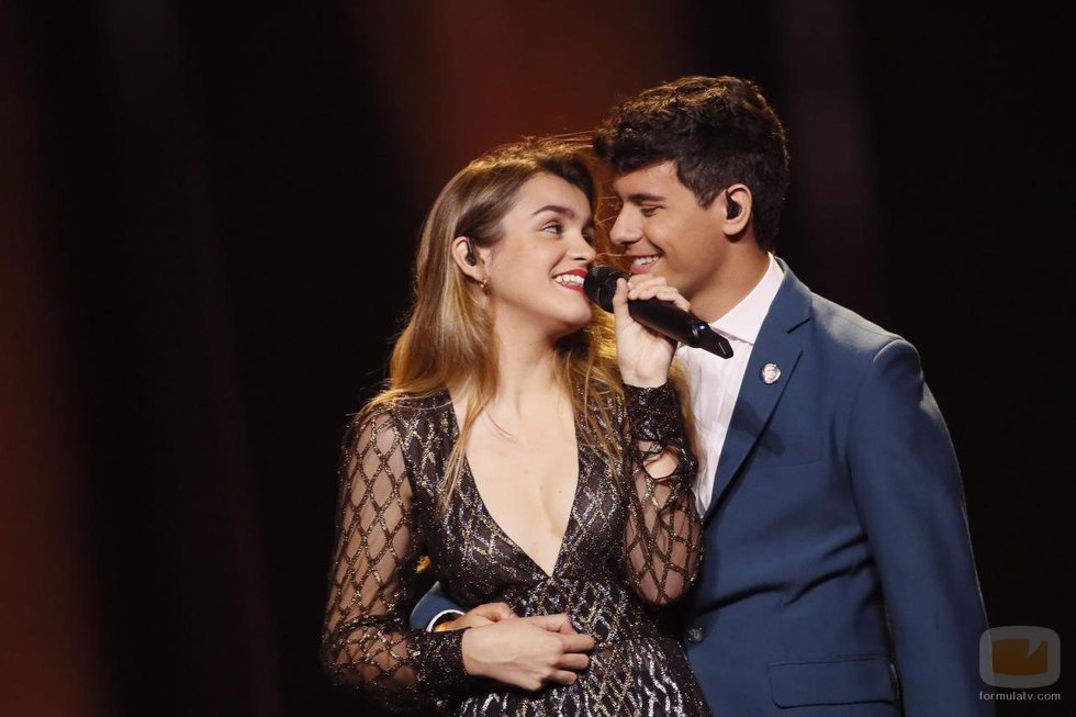Amaia y Alfred se miran sonrientes durante el segundo ensayo de Eurovisión 2018