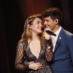 Amaia y Alfred se miran sonrientes durante el segundo ensayo de Eurovisión 2018