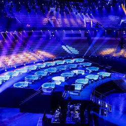 Visión lateral del Altice Arena, con la Green Room de Eurovisión 2018 enfrente
