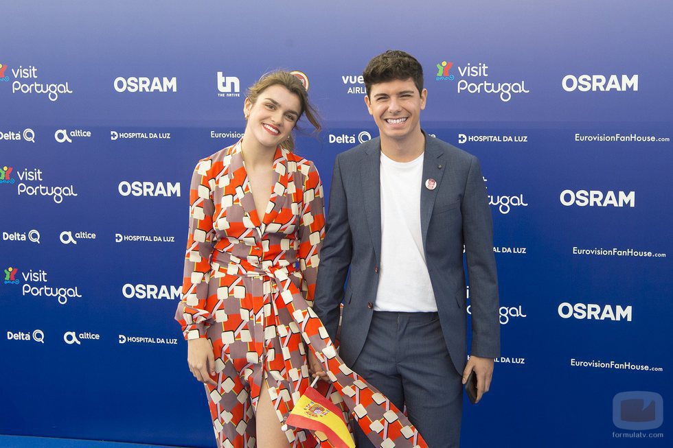 Amaia y Alfred, sonrientes en la 'Blue Carpet' de Eurovisión 2018