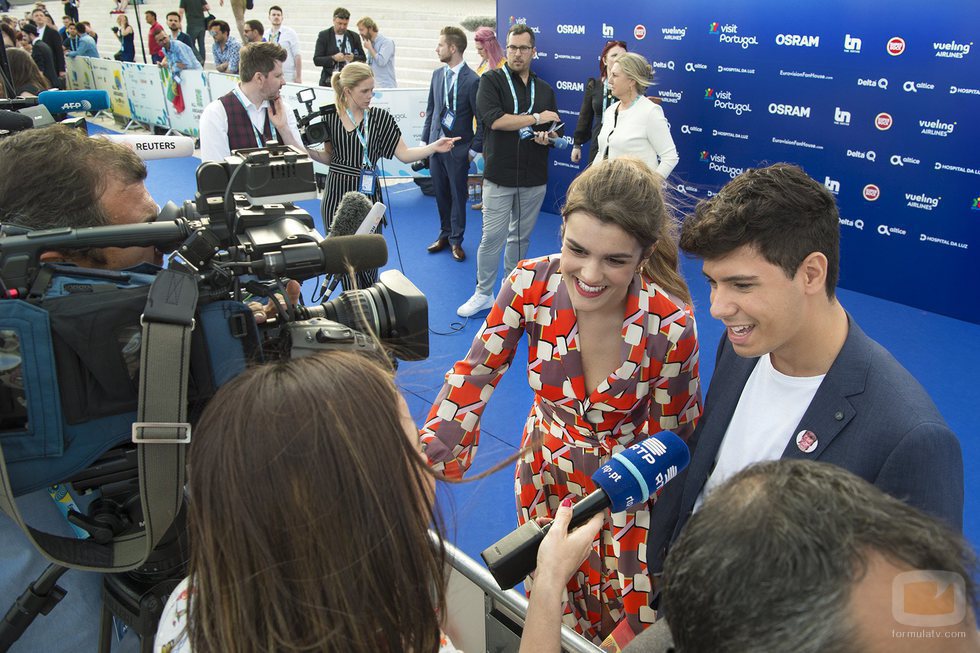 Los medios de comunicación, volcados con Amaia y Alfred en la 'Blue Carpet'
