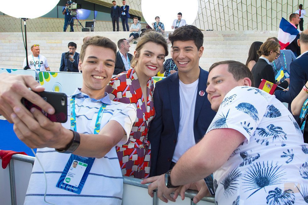Los fans posan con Amaia y Alfred a su paso por la 'Blue Carpet'
