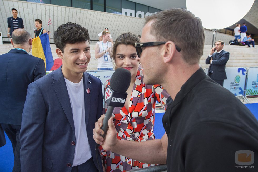 Los representantes españoles, Amaia y Alfred, atienden a la prensa internacional en la 'Blue Carpet'