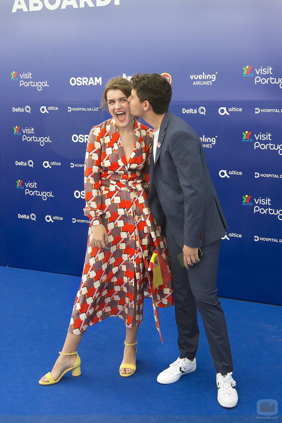 Alfred besa a Amaia en la 'Blue Carpet' de Eurovisión 2018