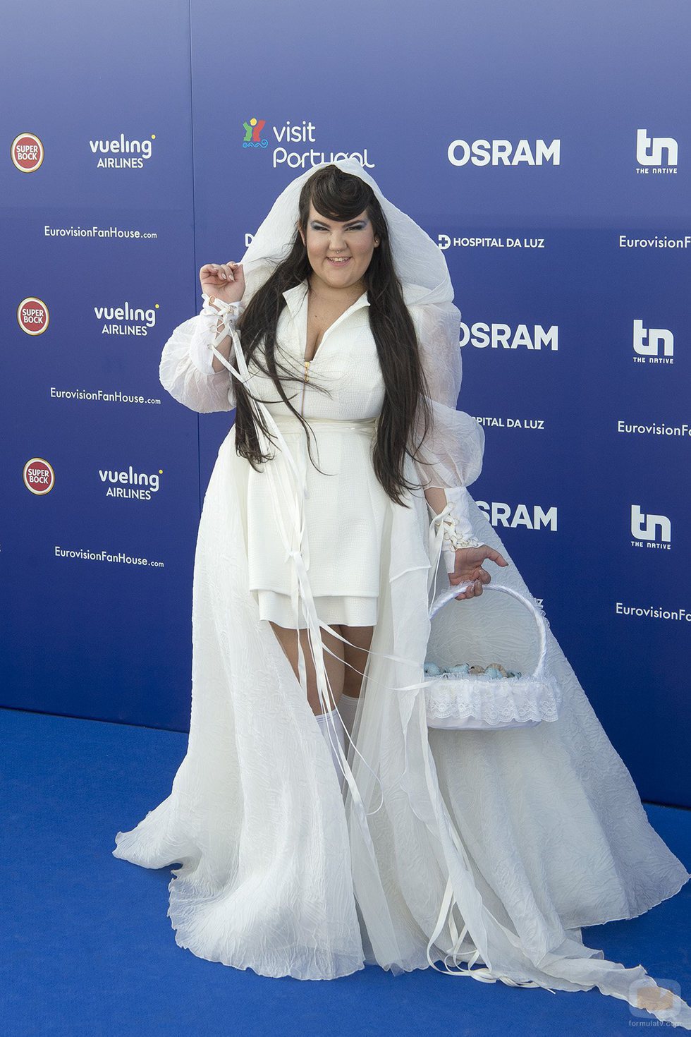 Netta, representante de Israel en Eurovisión 2018, a su paso por la 'Blue Carpet'