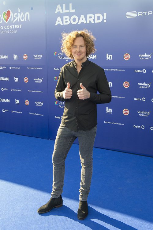 Michael Schulte, representante de Alemania, en la 'blue carpet' de Eurovisión 2018