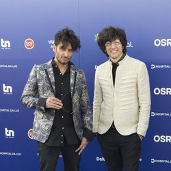 Ermal Meta y Fabrizio, reoresentantes de Italia, en la 'blue carpet' de Eurovisión 2018